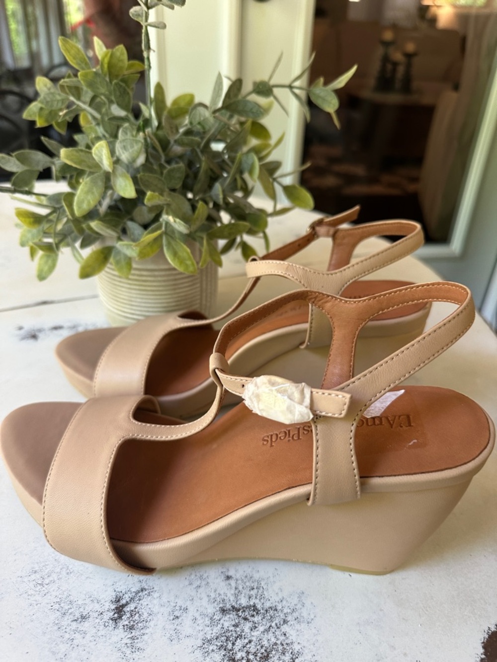 Nwob L’Amour Des Pieds Tan wedges 10M